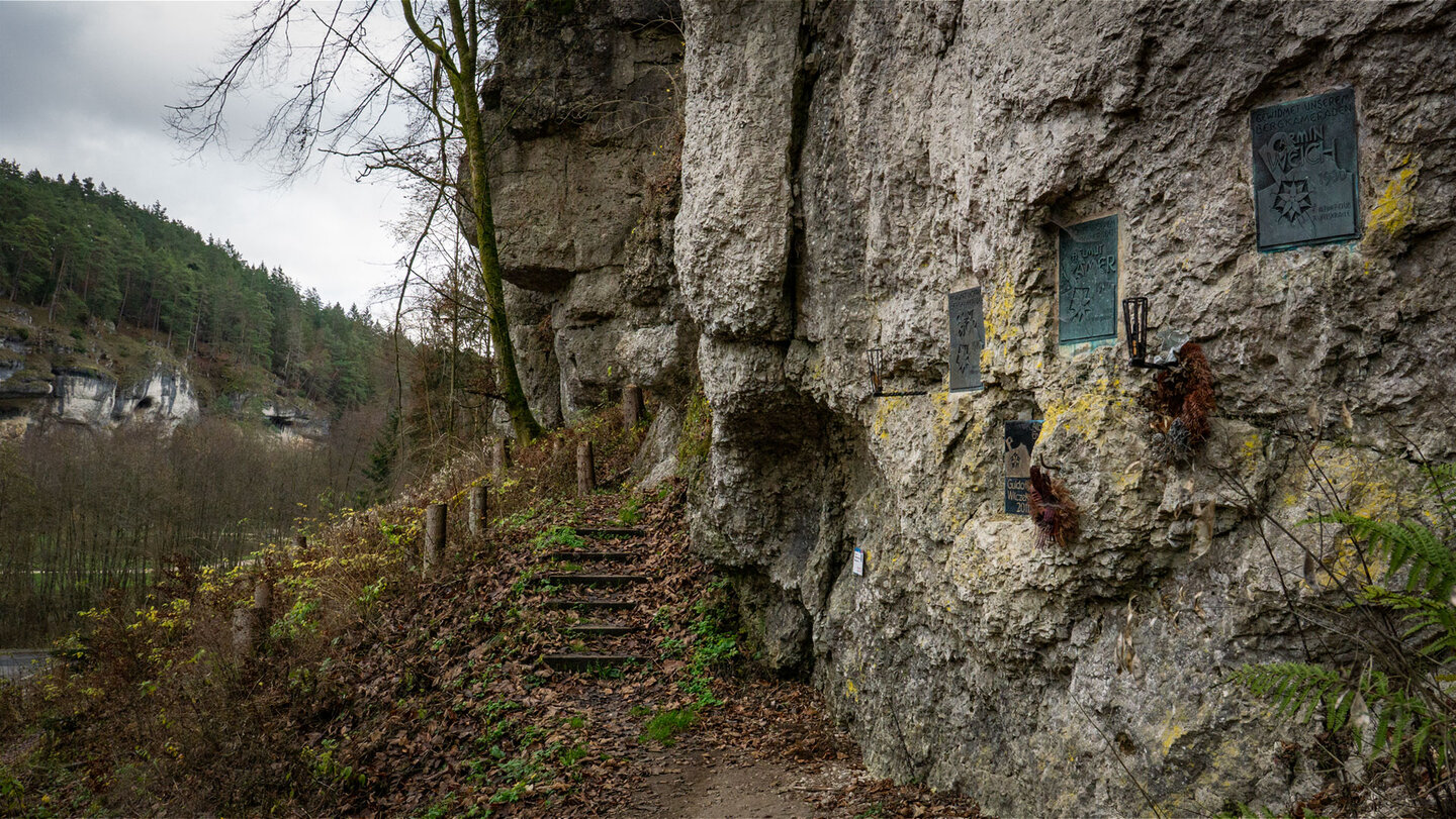 Gedenktafeln des Alpinen Clubs an der Felsformation Teufelskralle, Fränkische Schweiz.