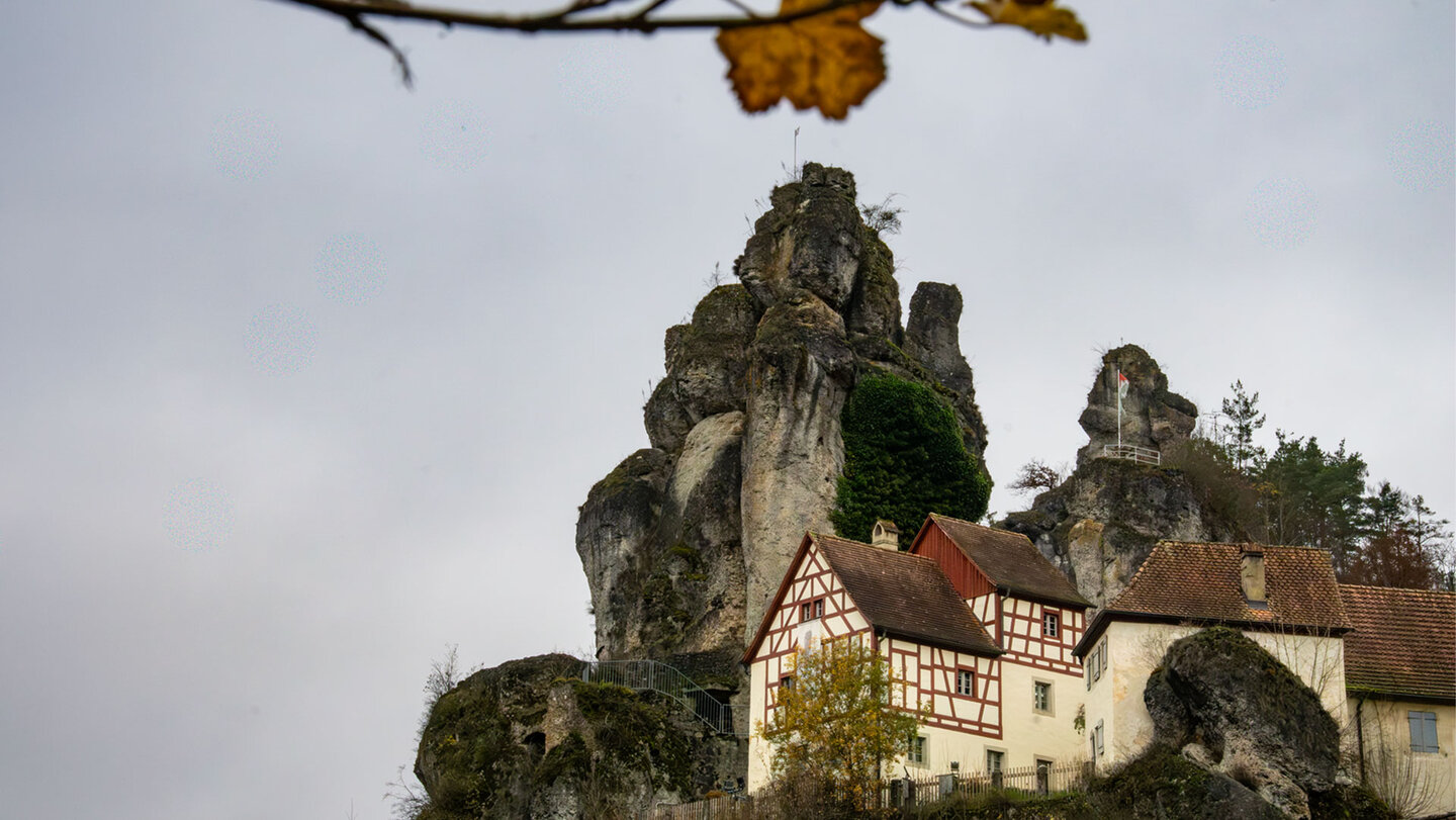 Jurafelsen erheben sich steil über den Fachwerkhäusern von Tüchersfeld.