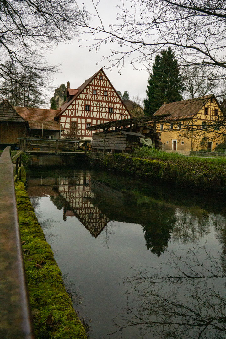 Spiegelung der Fachwerkhäuser von Tüchersfeld in der Püttlach