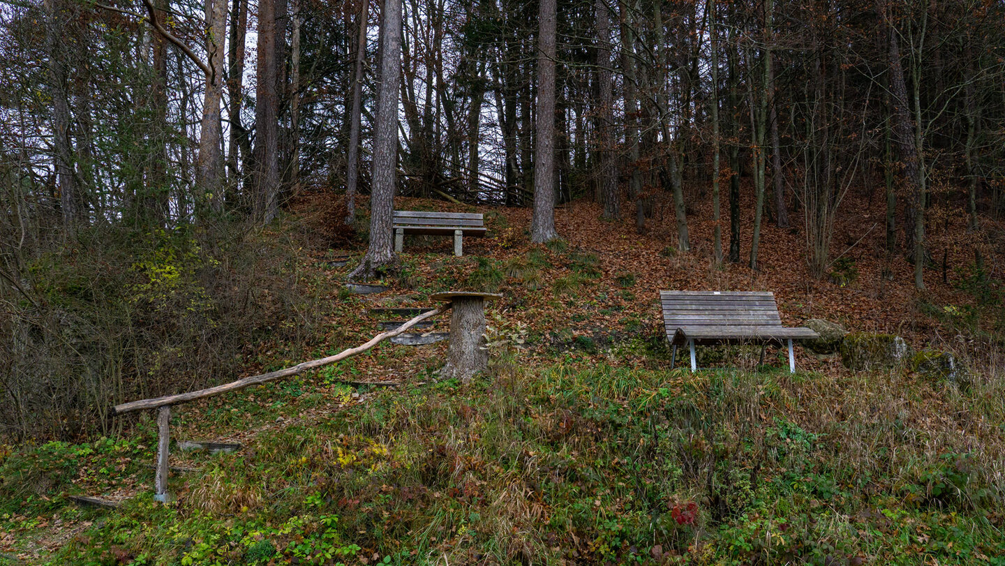 Ein Rastplatz lädt auf der Wanderung von Kleinlesau nach Pottenstein zum Verweilen ein.