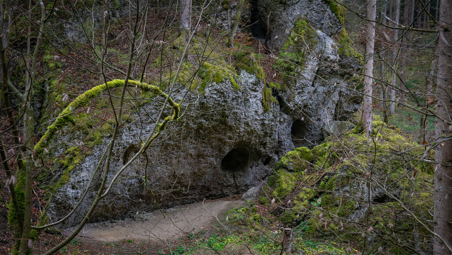 Vierloch-Durchgangshöhle im oberen Püttlachtal, Fränkische Schweiz.