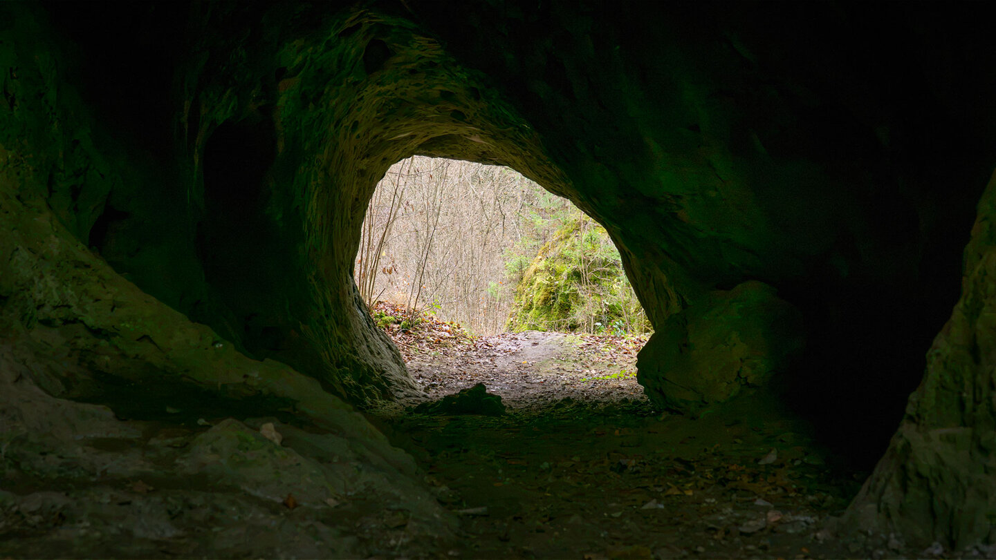 Wanderweg durch die Pferdslochhöhle in der Fränkischen Schweiz.