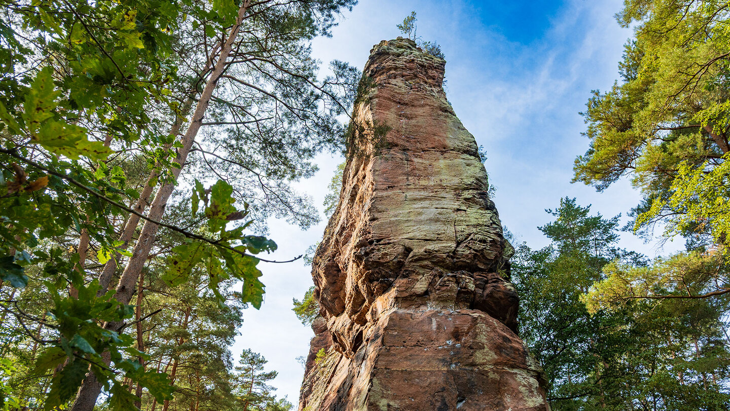 der imposante Geierstein bei Bruchweiler-Bärenbach im im Dahner Felsenland der imposante Bruchweiler Geierstein im Dahner Felsenland