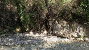 Wanderweg durch den Bachlauf in der Schlucht des Río Higuerón