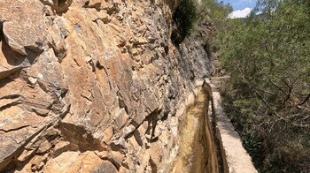 Felswand am Wasserkanal Acequia Lízar