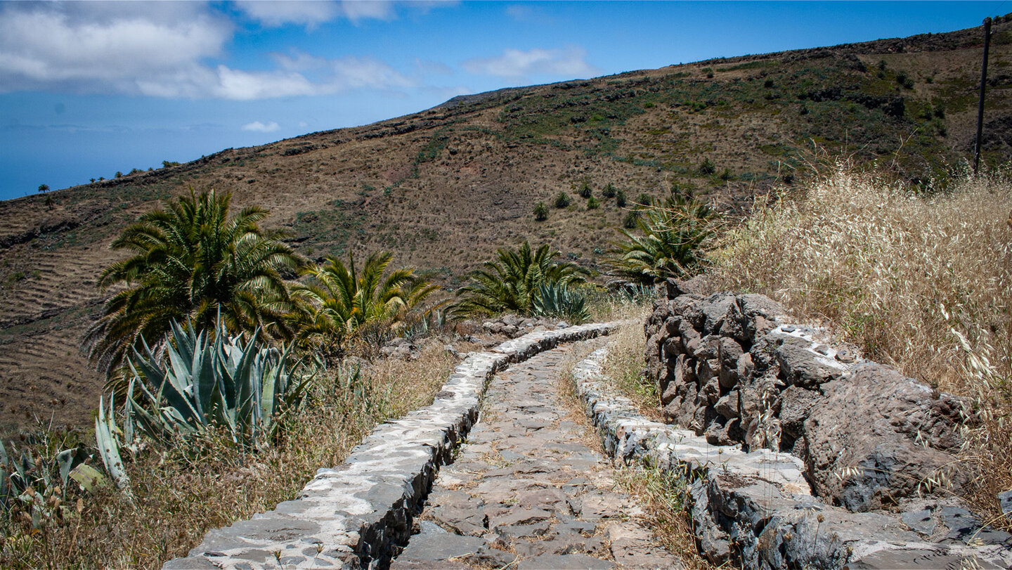 Kopfsteinpflasterweg zum Barranco de Tajonaje bei Alajeró zum Drago de Agalán.
