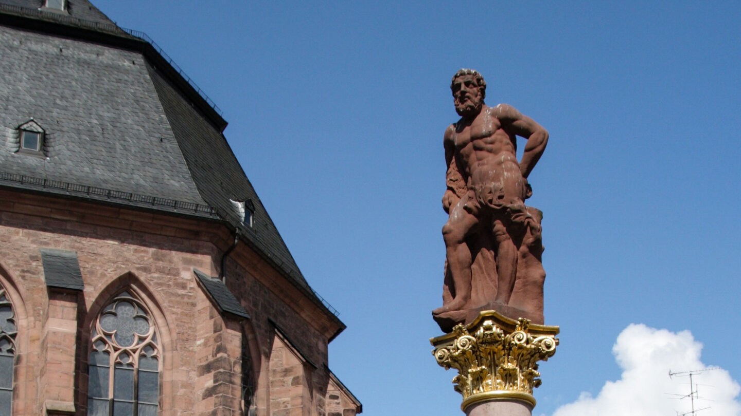 der Herkulesbrunnen am Rathausplatz in Heidelberg Herkulesbrunnen in Heidelberg