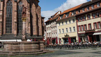der Herkulesbrunnen vor der Heiliggeistkirche in Heidelberg