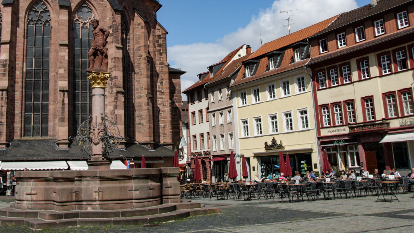 der Herkulesbrunnen vor der Heiliggeistkirche in Heidelberg der Herkulesbrunnen vor der Heiliggeistkirche in Heidelberg