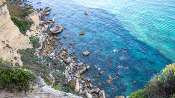 türkisgrünes Meer vor den Steilklippen bei Barbate