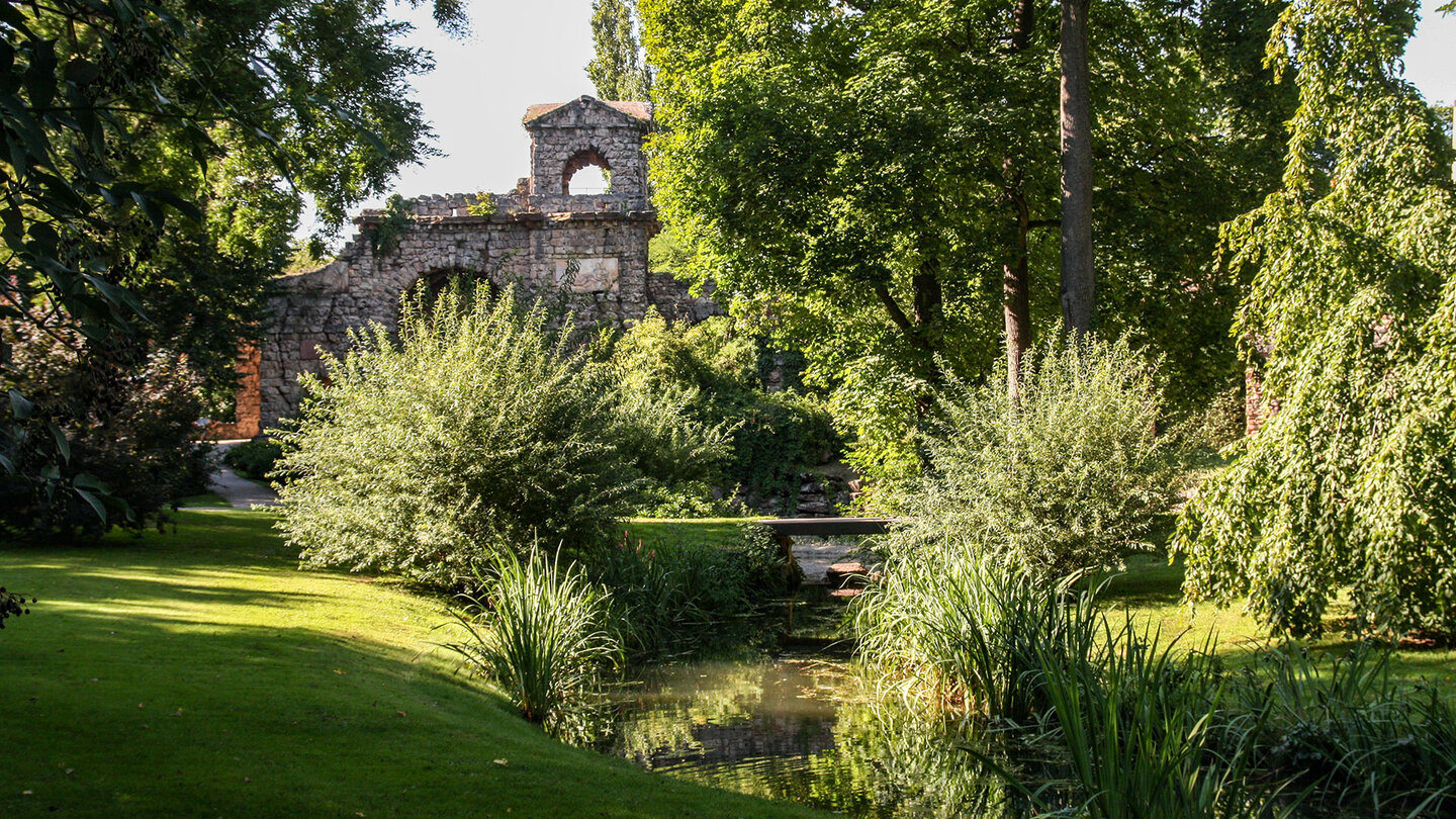 Römisches Wasserkastell im Schwetzinger Schlossgarten Römisches Wasserkastell im Schwetzinger Schlossgarten