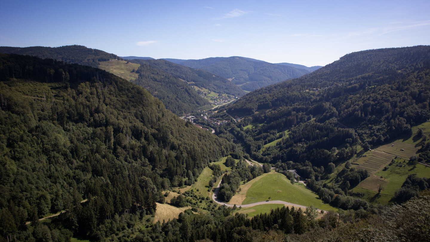 sagenhafter Ausblick von der Blackforestline Hängebrücke auf das nahe Todtnau