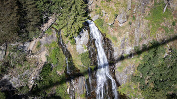 ungewöhnliche Perspektive auf den Todtnauer Wasserfall mit dem Schatten der Blackforestline