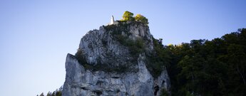 Schloss Hausen thront hoch über der Donau