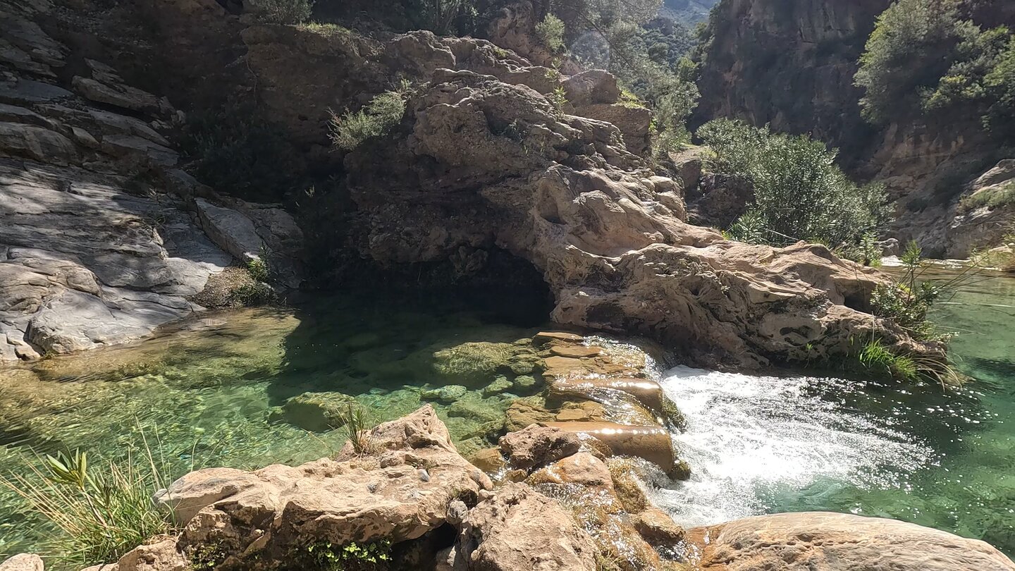 Querung des Bachlaufs an der Ruta del Agua des Rio Verde in Granada Querung des Río Verde in de Provinz Granada