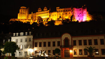 der Karlsplatz in Heidelberg mit Schlossbeleuchtung bei Nacht