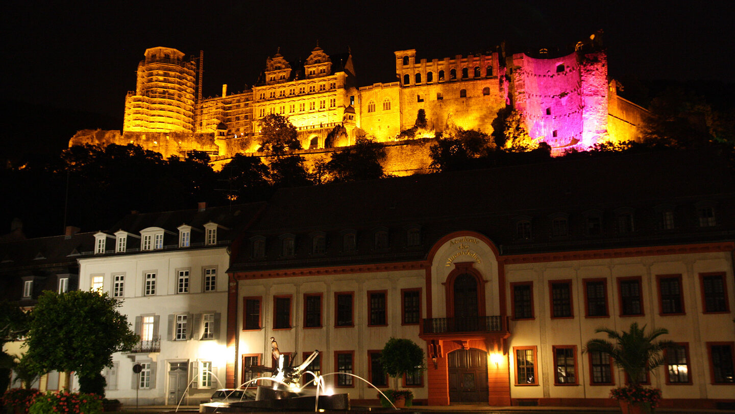 der Karlsplatz in Heidelberg mit Schlossbeleuchtung bei Nacht