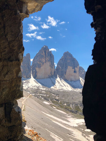 Drei Zinnen durch ein Felsenfenster gesehen
