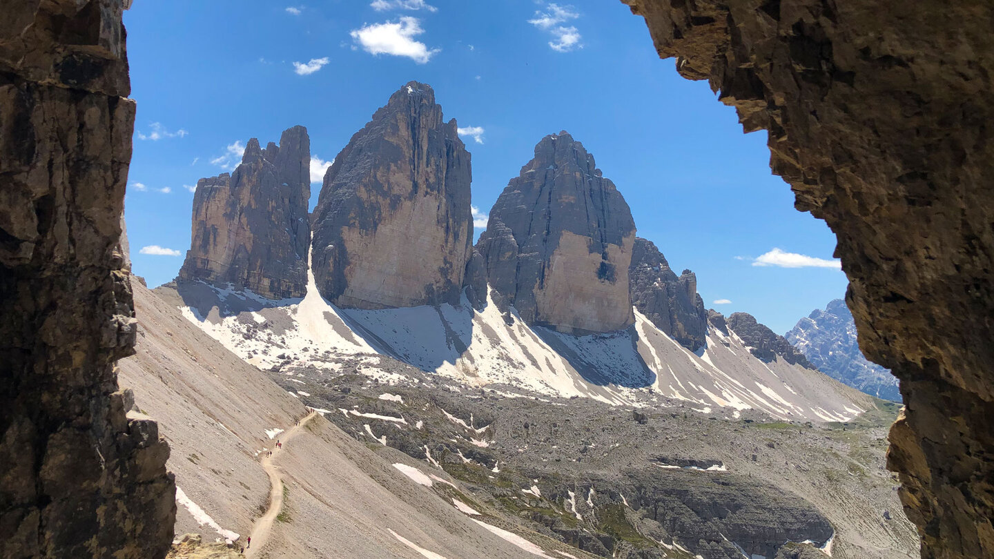 Blick durch ein Felsenfenster auf die Drei Zinnen