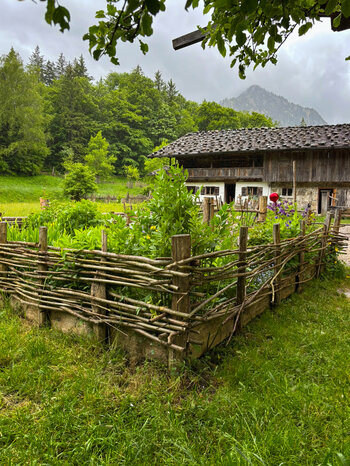 Kräutergarten an einem Bauernhaus im Markus Wasmeier Freilichtmuseum