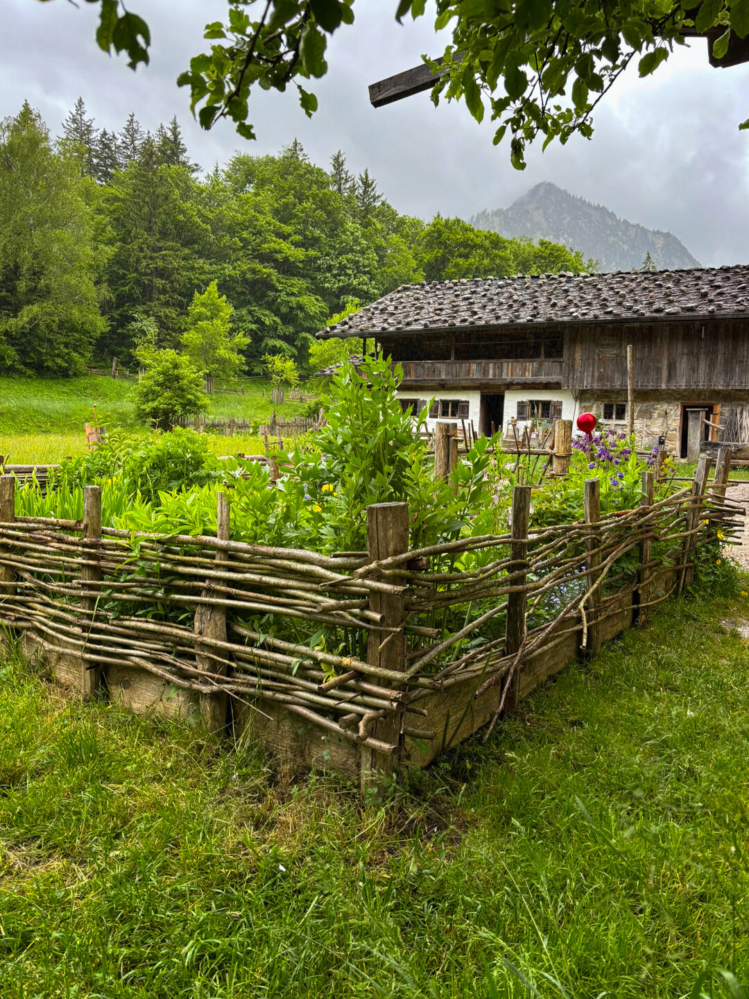 Kräutergarten an einem Bauernhaus im Markus Wasmeier Freilichtmuseum