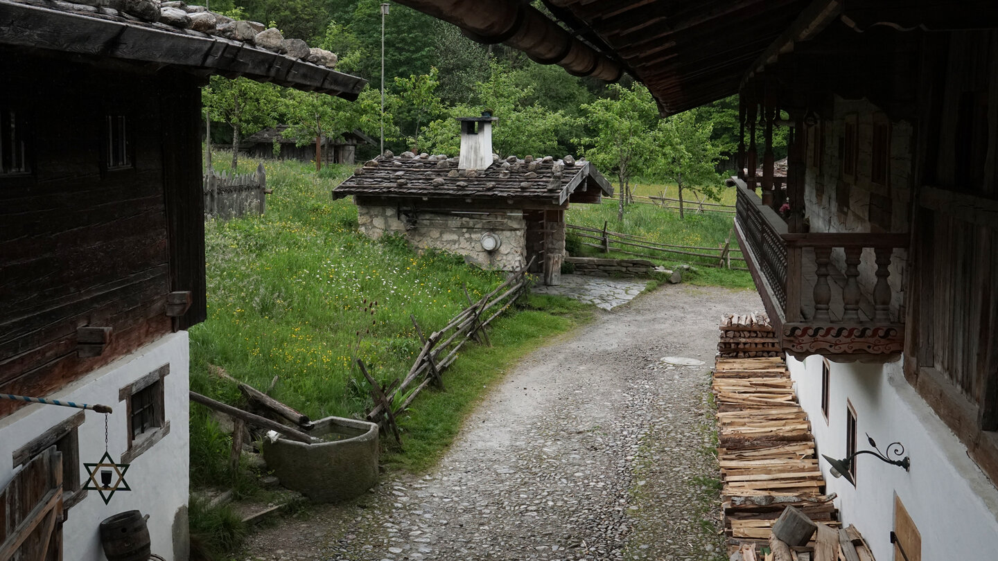 Weg entlang alter Hofgebäude im Markus Wasmeier Freilichtmuseum