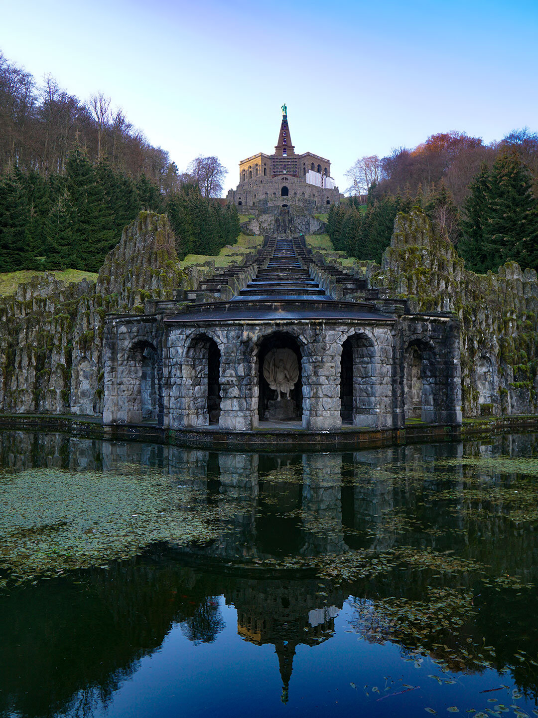 die Neptungrotte unterhalb der großen Kaskaden am Herkules-Denkmal im Bergpark Wilhelmshöhe Neptungrotte am Herkules-Denkmal im Bergpark Wilhelmshöhe in Kassel