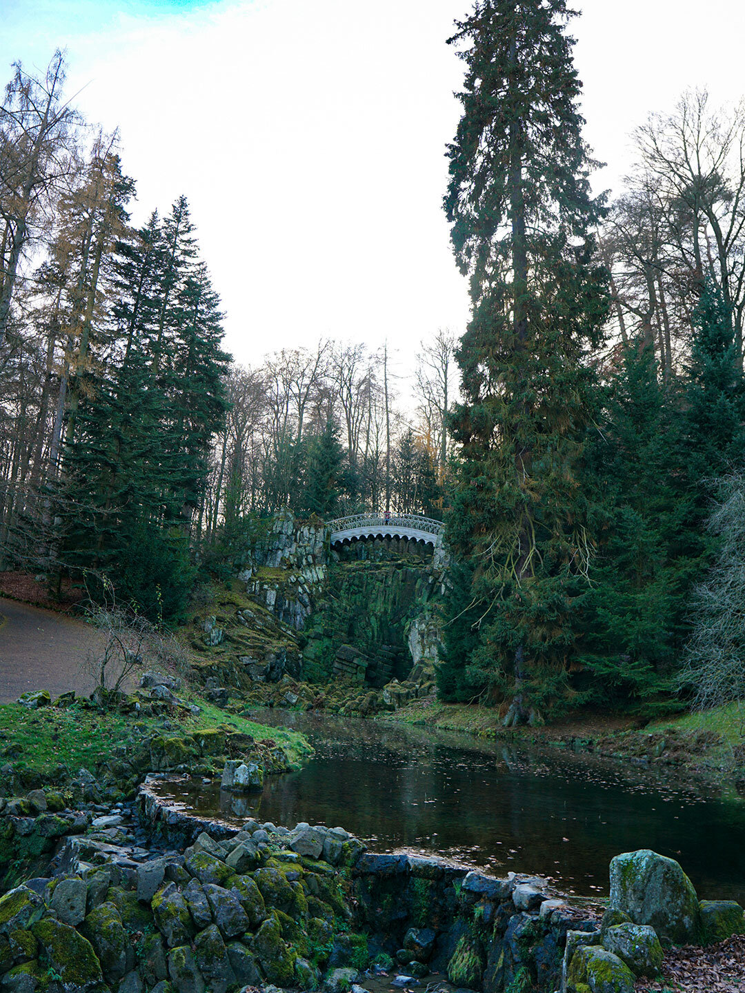 Blick über den Höllenteich zur Teufelsbrücke im Bergpark Wilhelmshöhe in Kassel Blick über den Höllenteich zur Teufelsbrücke im Bergpark Wilhelmshöhe