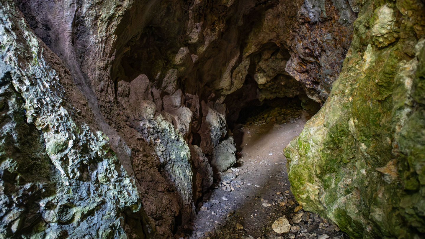 Blick durch einen engen Felsgang im Inneren der Schwarzwagfelshöhle