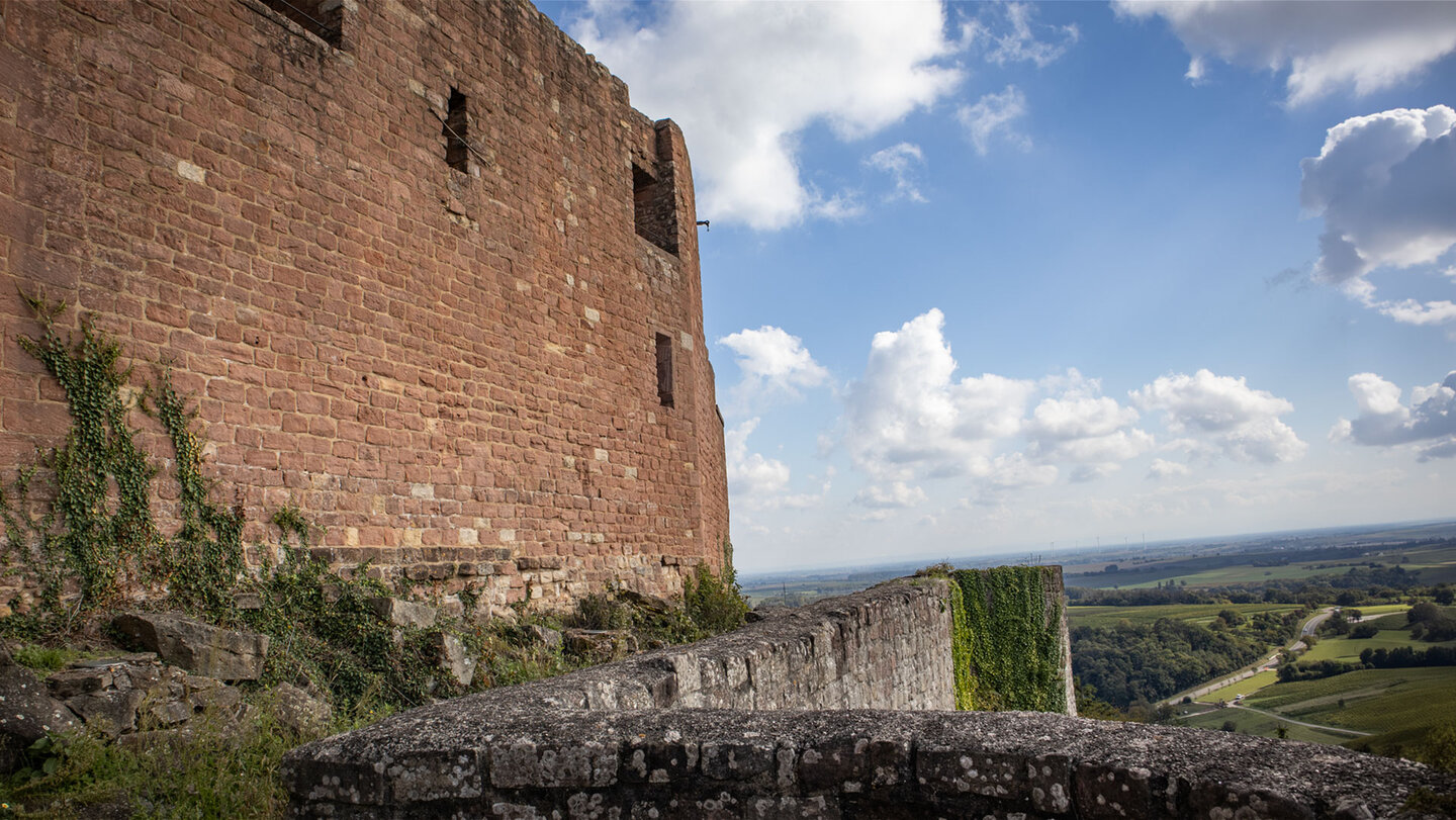Festungsmauern der Burg Landeck bei Klingenmünster