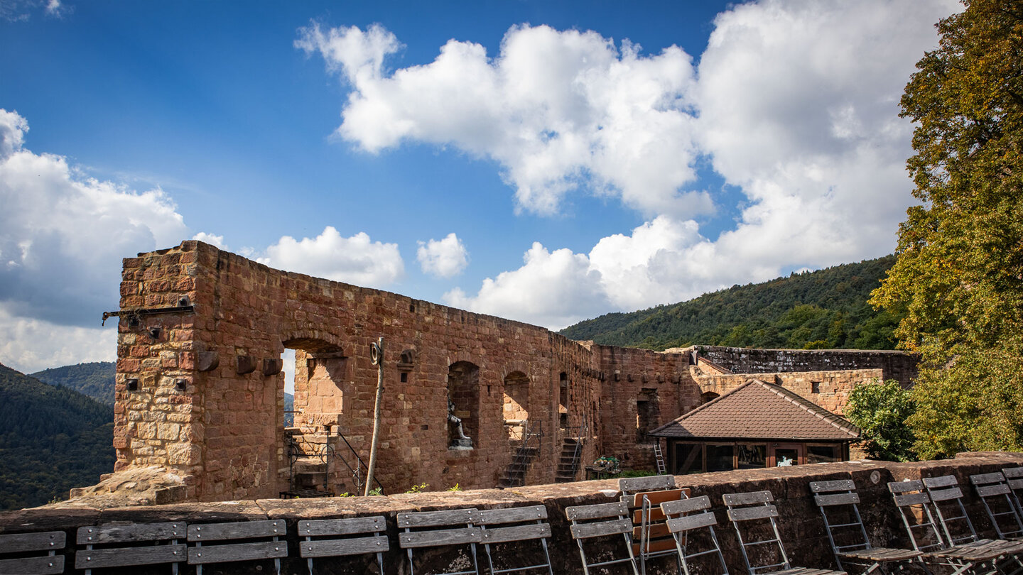 Burghof der Burg Landeck bei Klingenmünster mit Mauerresten und Biergarten.