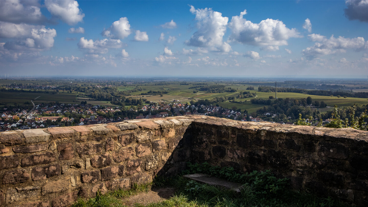 Panorama von der Burgmauer der Burg Landeck über Klingenmünster und die Rheinebene.