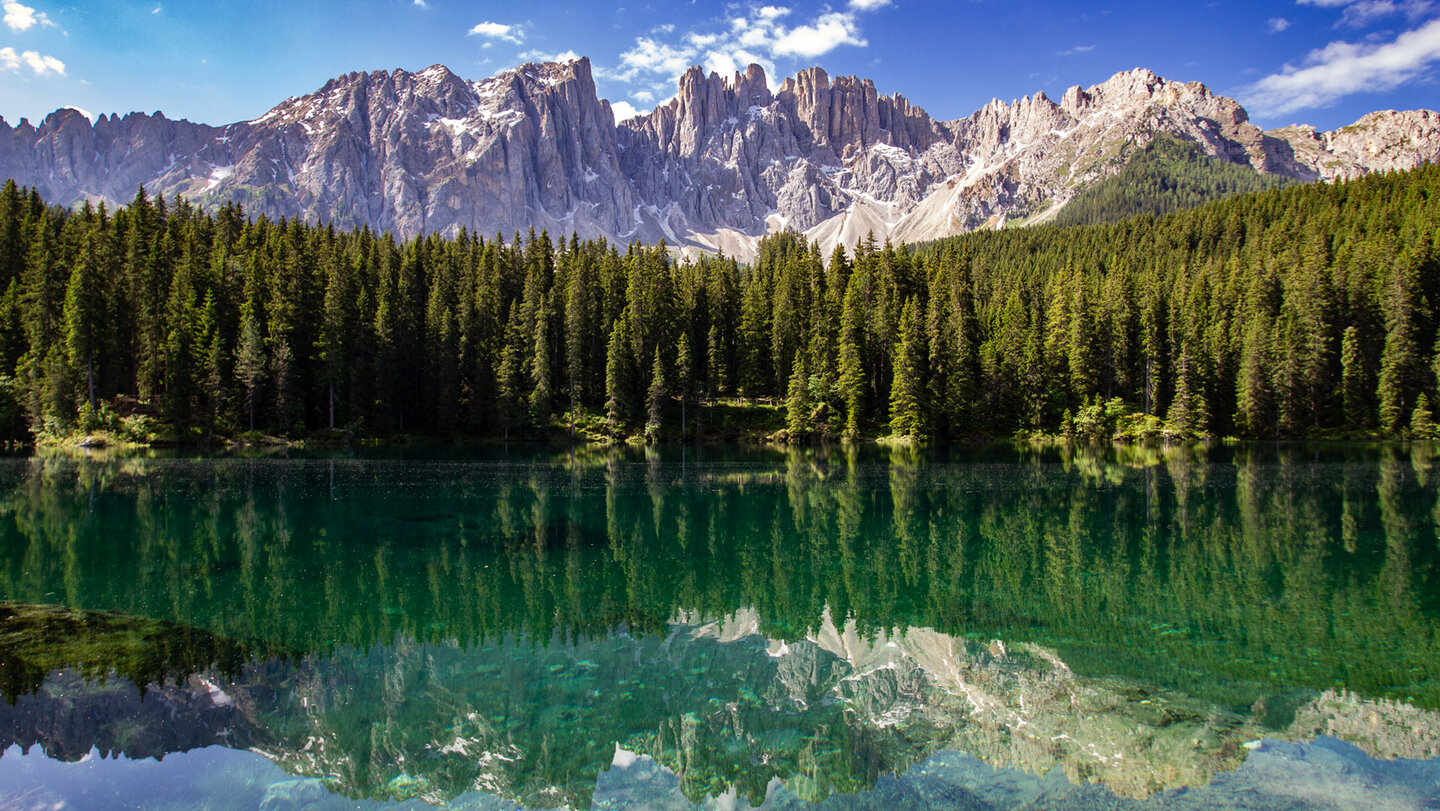 Karersee mit der Latemar Gebirgsgruppe im Hintergrund