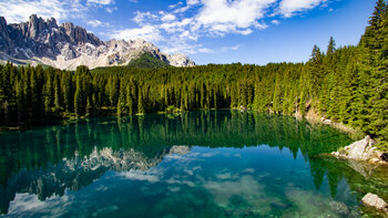 leuchtendes Wasser des Karersees in Südtirol