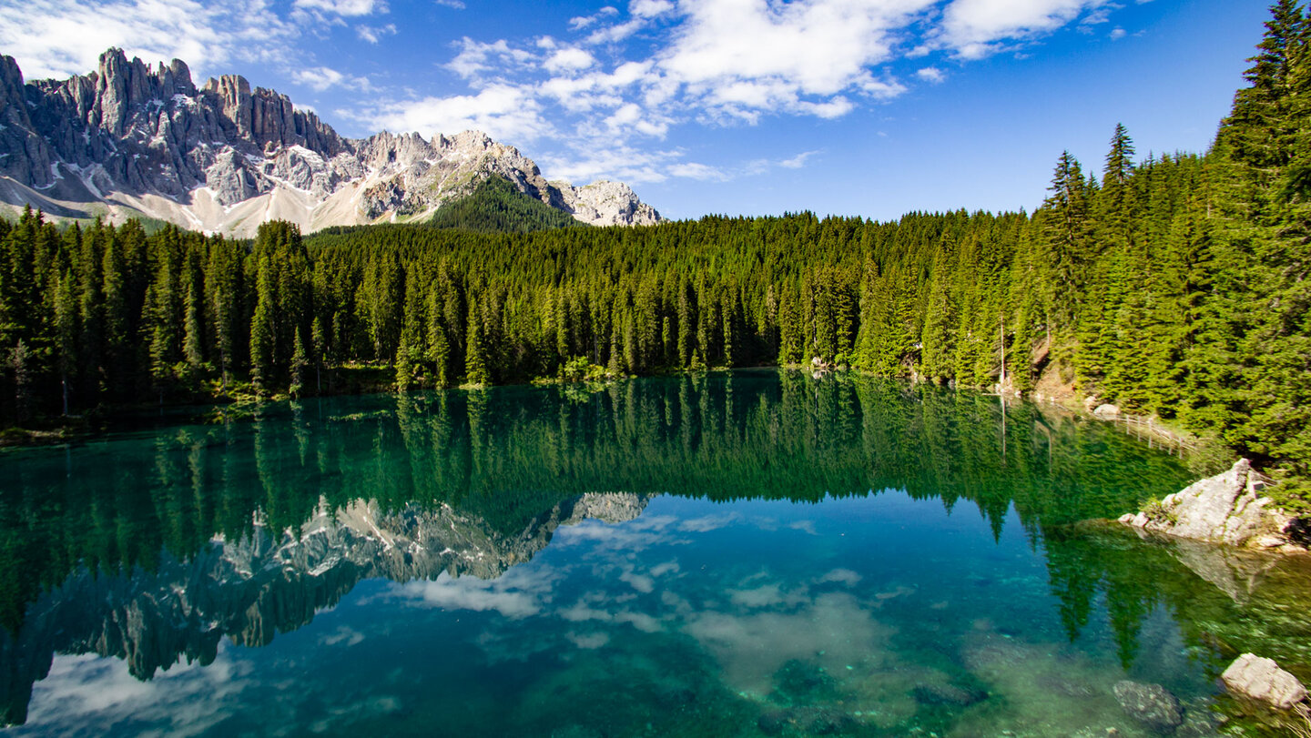 leuchtendes Wasser des Karersees in Südtirol
