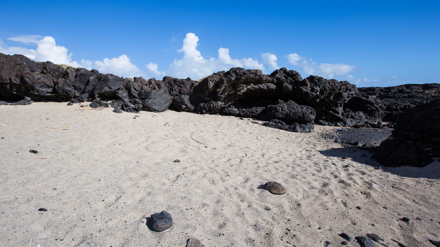 der einzige weiße Sandstrand von El Hierro bei Arenas Blancas