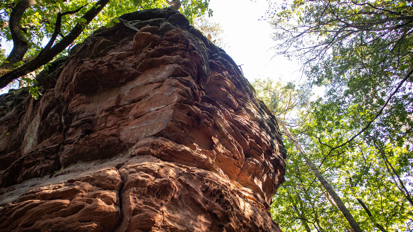 Sandsteinfels an der Wegkreuzung beim Hochstein-Massiv