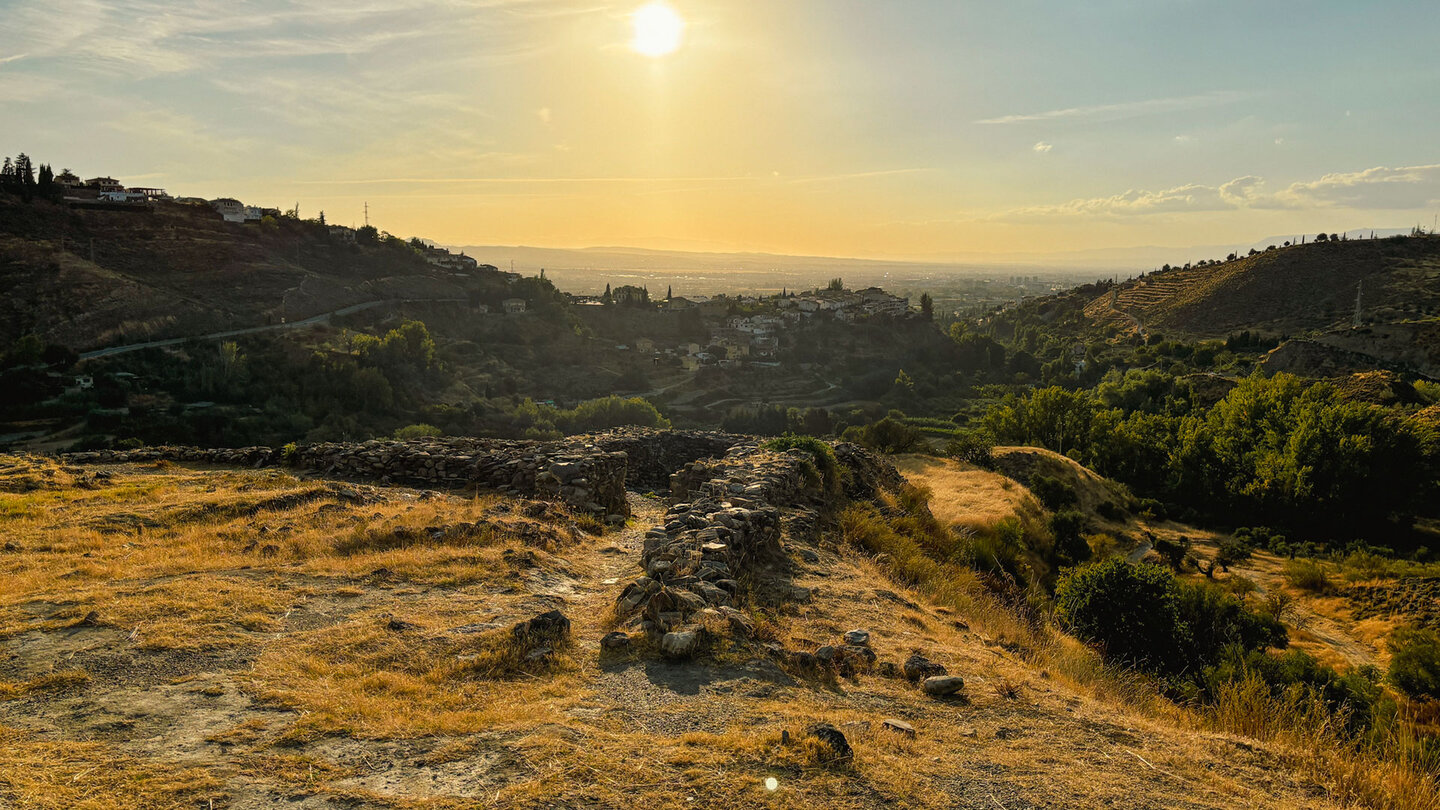 Panorama über die Ruinen des Cerro de la Encina Richtung Granda