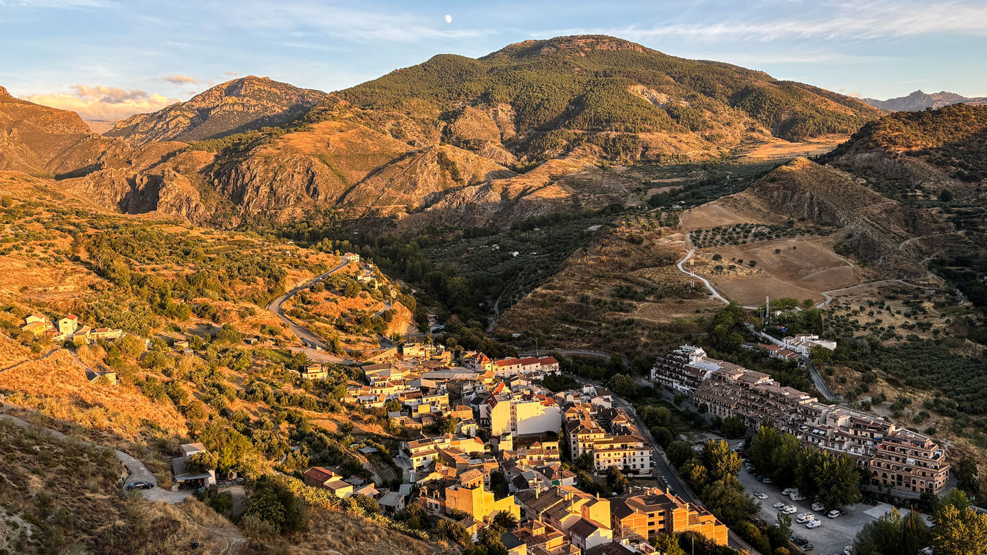 Ausblick über Monachil auf die Vorberge der Sierra Nevada