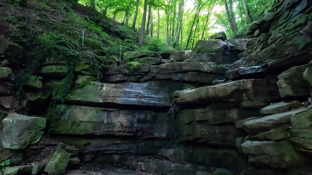 die Wasserfallstufen in der Margarethenschlucht bestehen aus Buntsandsteinfelsen die Wasserfallstufen in der Margarethenschlucht bestehen aus Buntsandsteinfelsen