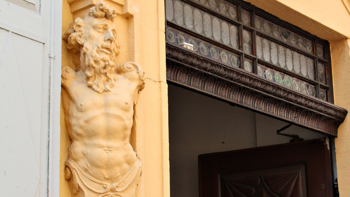 Eingangsportal am Haus Cajeth, dem Museum für Primitive Malerei im 20. Jahrhundert in Heidelberg Eingangsportal am Haus Cajeth in Heidelberg