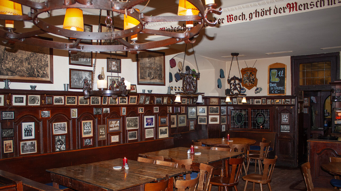 das historische Studentenlokal „Schnookeloch“ in Heidelberg Lokal „Schnookeloch“ in Heidelberg