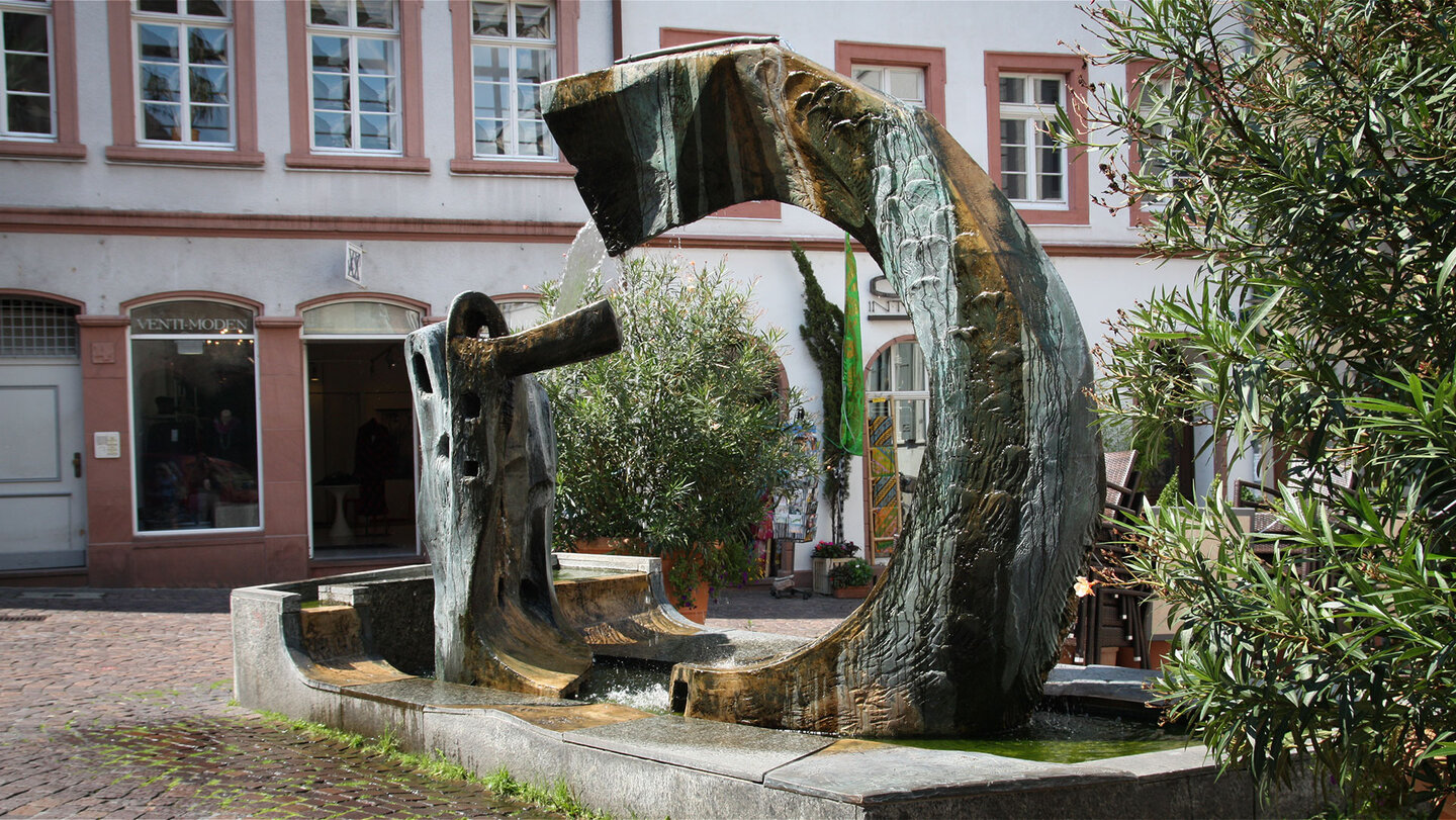 der Sume-Brunnen auf dem Heumarkt in Heidelberg Sume-Brunnen auf dem Heumarkt in Heidelberg