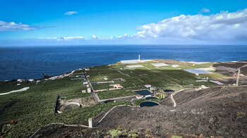 Blick über Bananenplantagen auf den Atlantik