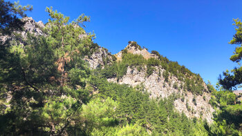Blick auf die Bergspitzen entlang der Figou-Schlucht