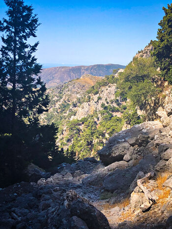 Ausblick über die Figou-Schlucht bis zum Mittelmeer