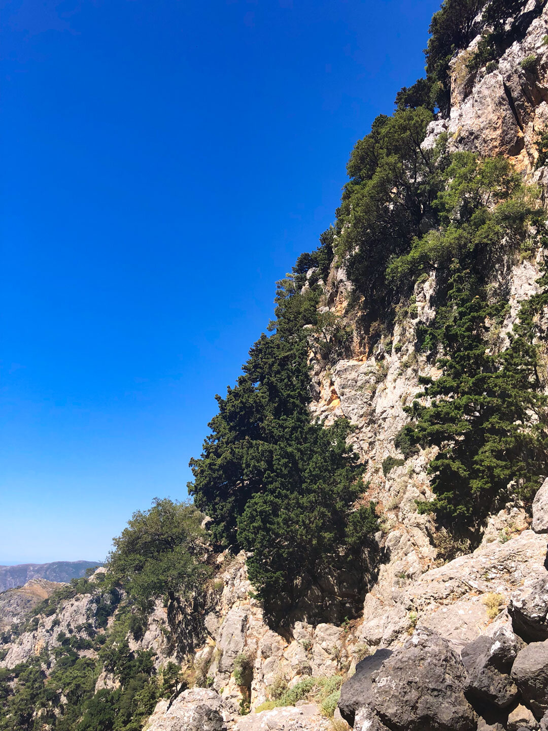 steile Felsklippen beim Abstieg zur Agia Irini-Schlucht Felsklippen beim Abstieg zur Agia Irini-Schlucht