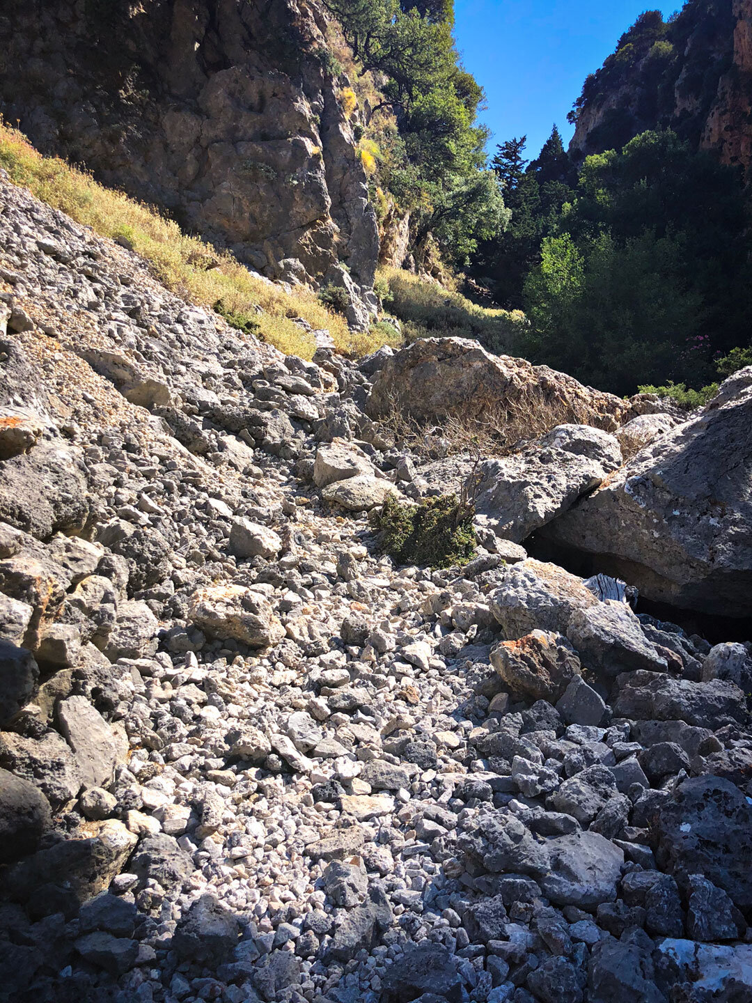 steiniger Wanderweg in der Figou-Schlucht am Rande des Psiláfi-Massivs steiniger Wanderweg Figou-Schlucht