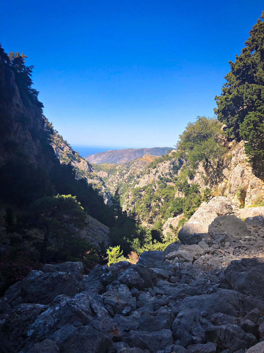 Meerblick vom Wanderweg in der Figou-Schlucht an der Westseite der Weißen Berge (Lefka Ori) Meerblick vom Wanderweg in der Figou-Schlucht an der Westseite der Weißen Berge