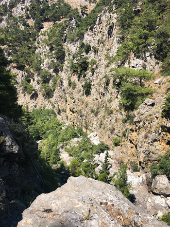 die tiefe Agia Irini-Schlucht